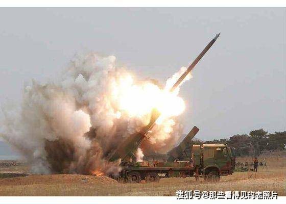 朝鲜发射新型多管火箭炮 金正恩亲临现场