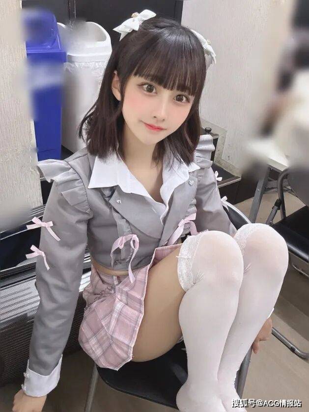 露脐装+过膝白丝！美女偶像穿着清凉逛冲绳被围观！本人：太社死