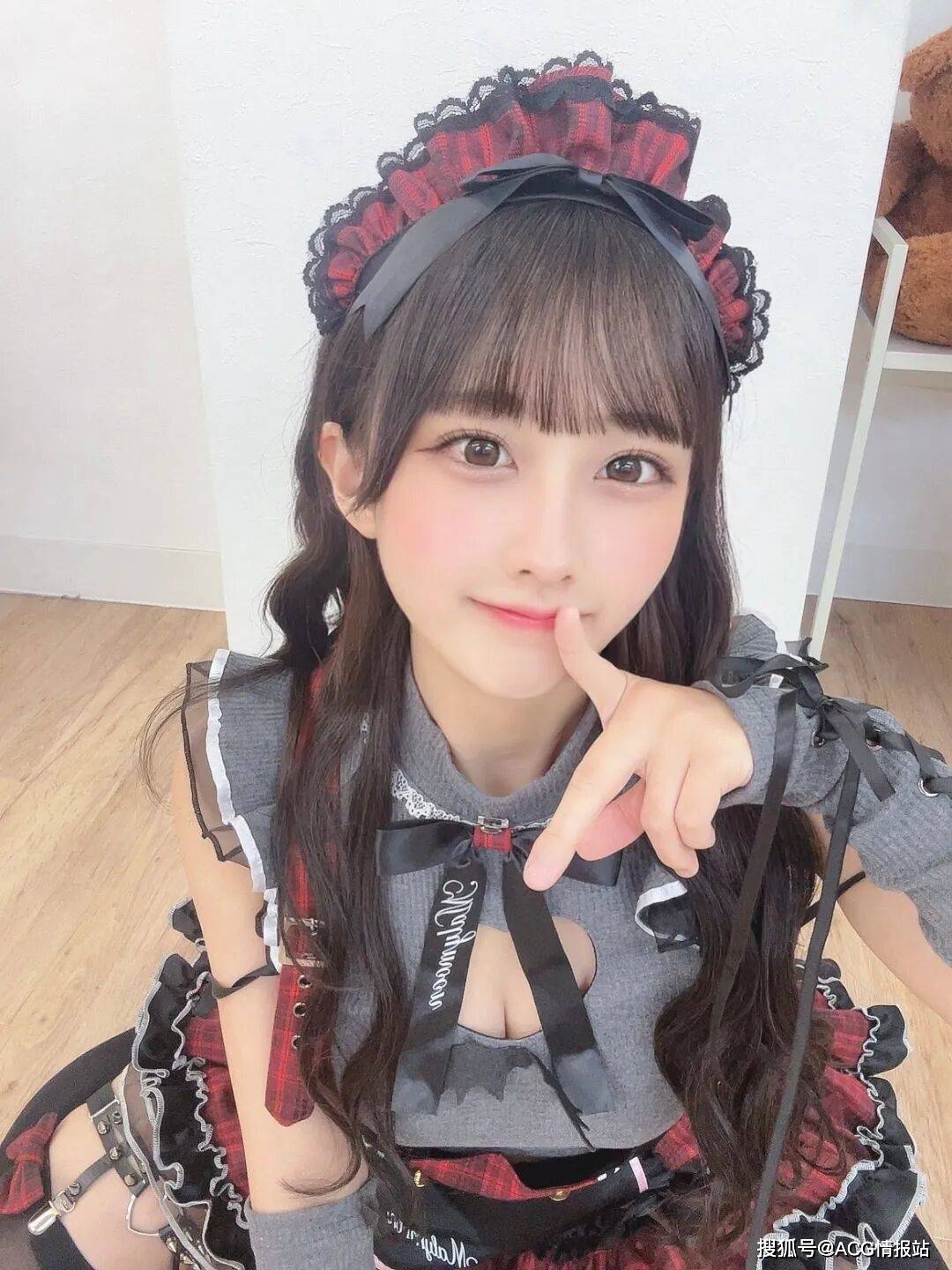 露脐装+过膝白丝！美女偶像穿着清凉逛冲绳被围观！本人：太社死