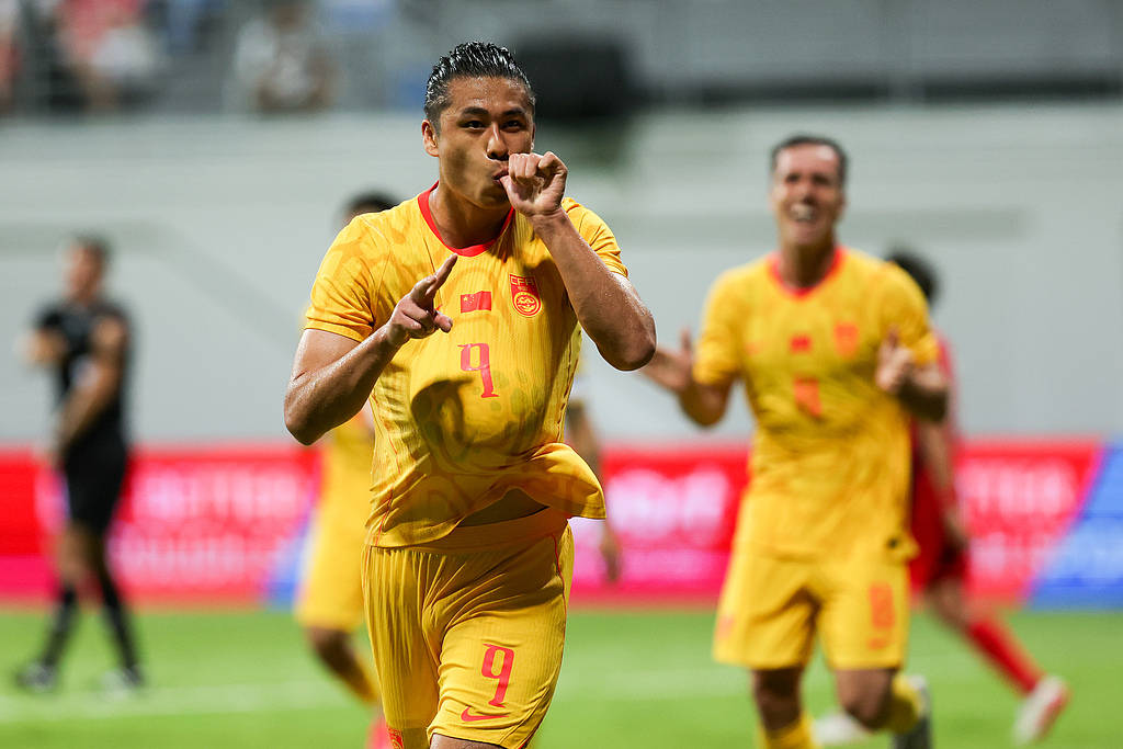 半场战报-塞鸟首球张玉宁点射 国足2-0领先新加坡